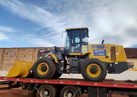 Angélica é contemplada com uma máquina pá-carregadeira pelo Governo do Estado.