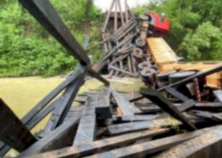 Carreta destruiu ponte ao tentar atravessar com carga 3 vezes mais pesada que o permitido