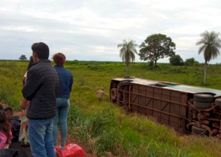 Passageiros ficam feridos após ônibus tombar na MS-384, em Bela Vista