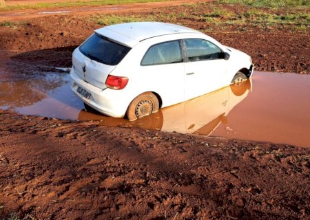 Angélica - Veículo gol amanhece dentro de poça de água.