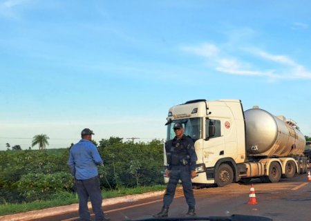 Angélica - Carreta colide em traseira de caminhão na MS 274