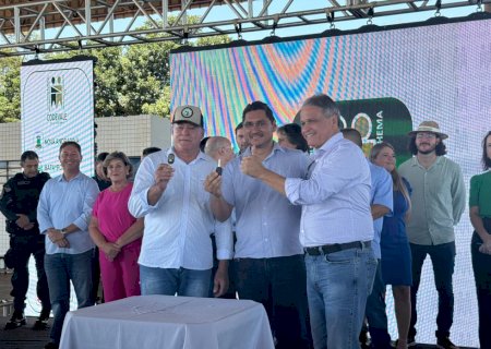 Prefeito Edinho Cassuci participa de entrega de equipamentos para micropavimentação do CODEVALE