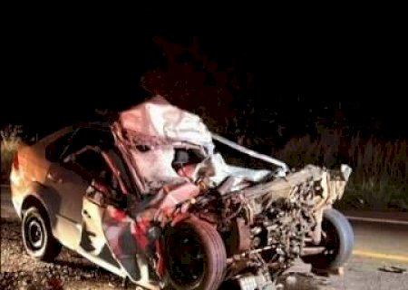 Motorista morre e carro vira sucata ao colidir na traseira de bitrem na MS-267