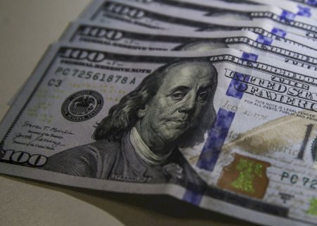 Dólar cai para R$ 4,95 e fecha no menor valor em dois anos