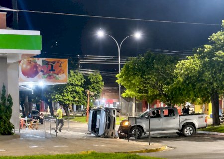 Angélica: Caminhonete perde o controle durante comemoração da vitória do Brasil e tomba veículo estacionado