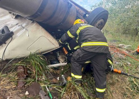 Carreta tomba em rotatória e homem morre preso às ferragens em Corumbá