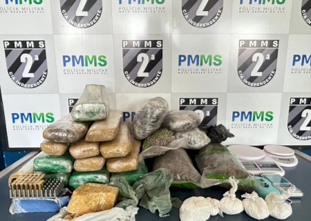Polícia fecha ponto de tráfico e apreende duas malas de drogas
