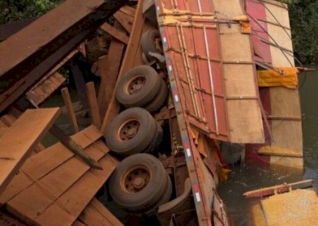 Carreta cai em rio após ponte de madeira ceder e ficar destruída em Sidrolândia