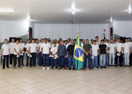 Angélica realiza solenidade de Compromisso à Bandeira e entrega certificados a 45 jovens da classe de 2008
