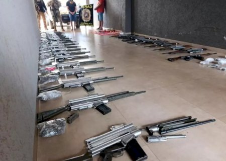 Arsenal de guerra com 30 fuzis é apreendido na regiao de fronteira