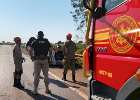 Motorista é fechado por caminhão e capota várias vezes na BR-163 em Dourados