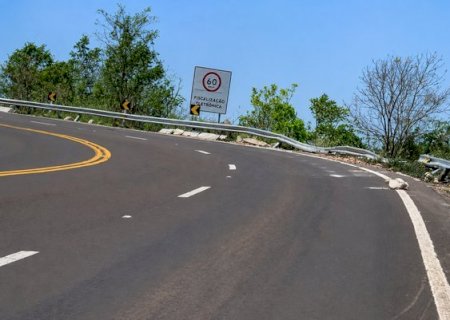 Caminhoneiro sem cinto perde controle de veículo, capota na serra e morre