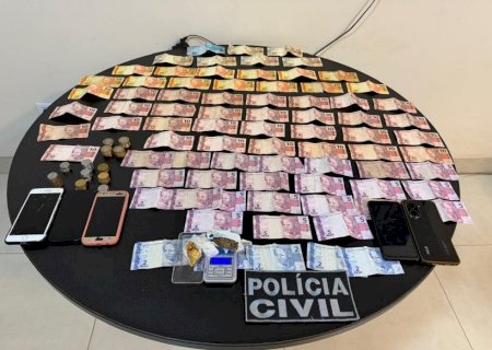 Dupla é presa com maconha, pasta base, dinheiro e balança
