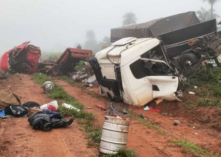 Acidente entre carreta e caminhão deixa uma pessoa morta e outra ferida na MS-157