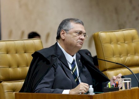 Defesa de Flávio Bolsonaro tentou quatro vezes redirecionar de Dino para Mendonça investigação sobre 'Dark Horse'