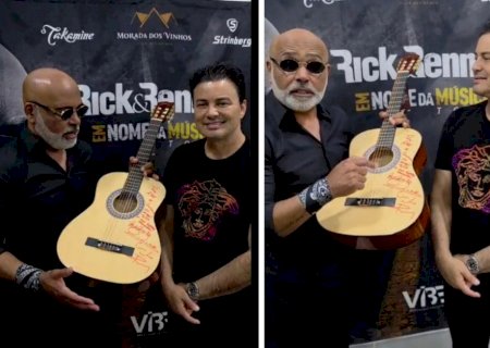 IVINHEMA: Rick autografou violão para a APAE dias antes de morrer