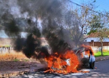 Carro pega fogo no meio da rua em Dourados e fica completamente destruído