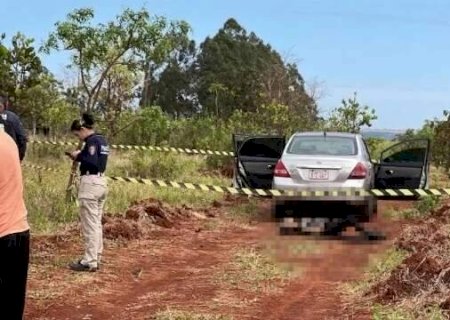 Homem &eacute; encontrado morto a tiros e com parte do corpo carbonizado na fronteira