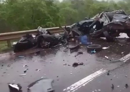 Duas pessoas morrem após Fiat Toro bater contra carreta na BR-163 entre Coxim e Rio Verde