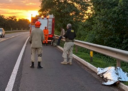 Mulher de 30 anos morre atropelada por carreta na BR-262