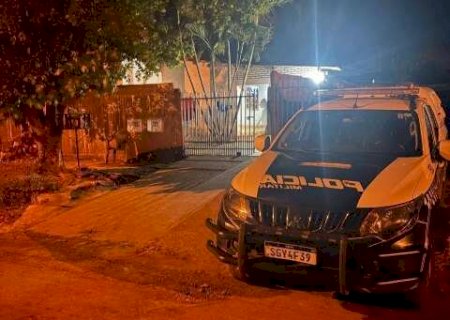 Jovem tem casa invadida e &eacute; assassinado na frente da esposa e dos 4 filhos
