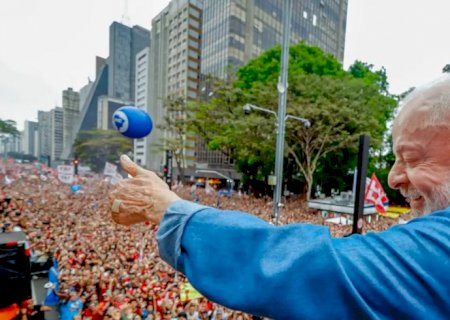 Ato pela reeleição de Lula leva milhares à Avenida Paulista
